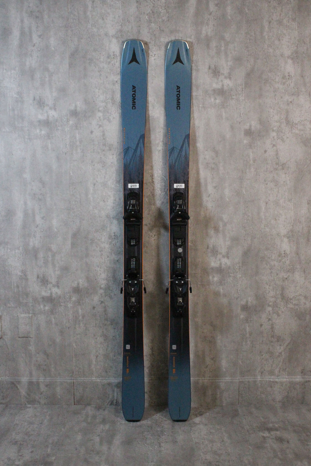 The Atomic Maverick 86 C is a mid-width all-mountain ski designed for balanced, intuitive skiing. With lightweight OMatic Construction of wood, fiberglass, and carbon, it offers smooth handling. The Flow Profile provides optimal edge contact on hardpack, making it ideal for diverse conditions from Crested Butte to St. Anton. Available as used skis in Park City.