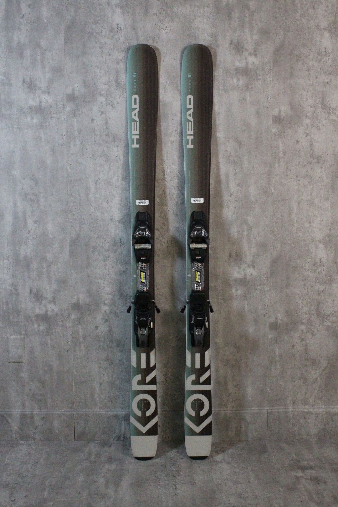 The Head Kore 91 Skis are a lightweight and versatile freeride option, excelling on groomed runs and thriving in bumps and trees. With a Karuba-Poplar wood core and Graphene layer, they offer powerful, lightweight performance. Perfect for carving groomers, navigating moguls, or weaving through trees. Available as used skis in Park City.