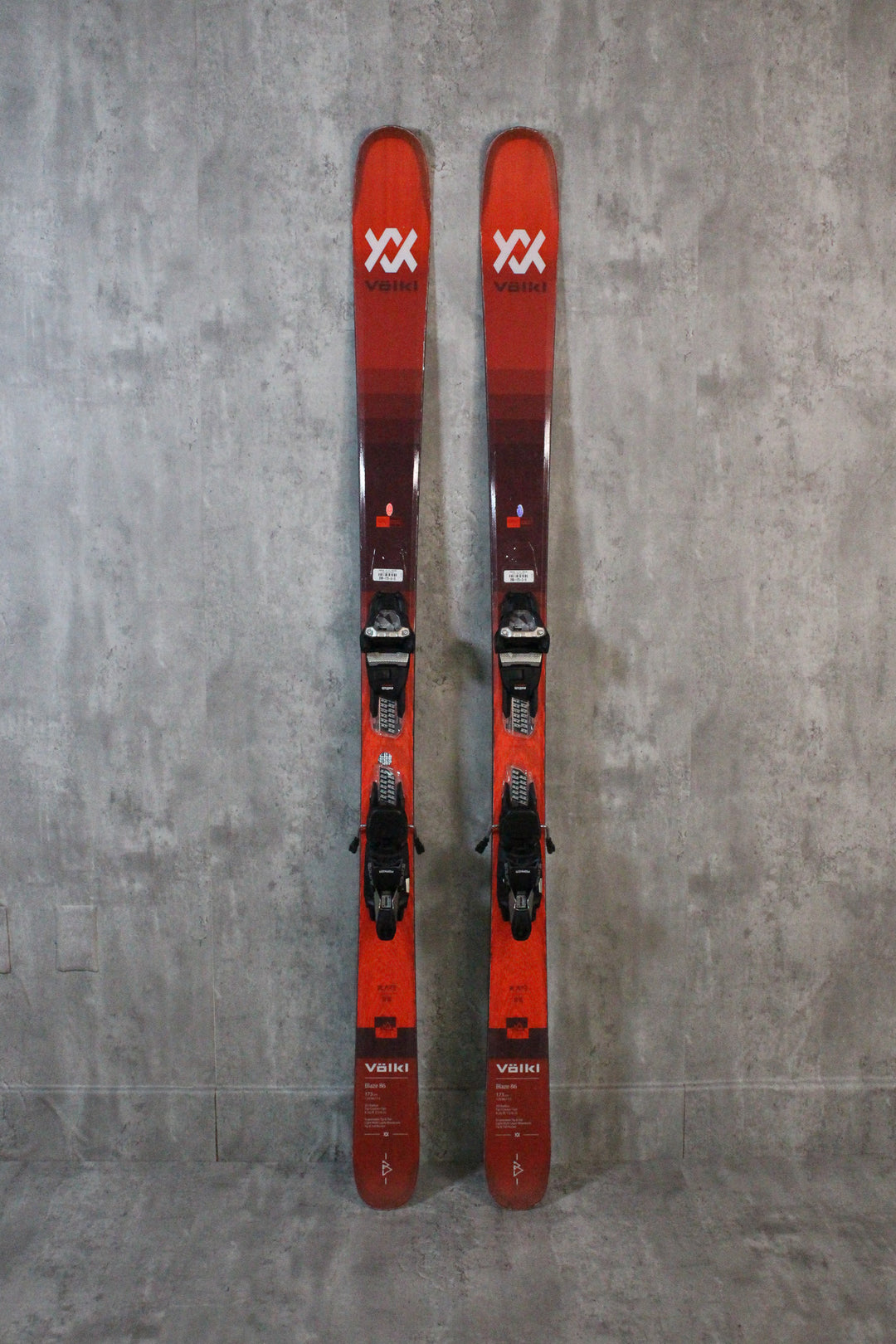 The Blaze 86, with its 86 mm waist, blends smooth performance and light weight. Featuring a full wood core and a 3D radius sidecut, it enhances stability and flotation. Ideal for all-mountain skiing, freeriding, and touring. Available as used skis in Park City.