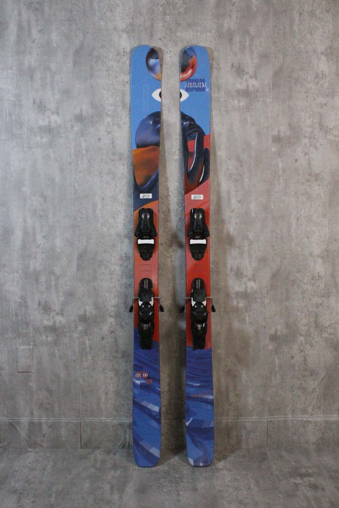 The ARV 100 is the ultimate all-mountain freestyle ski with a 100 mm waist and AR Freestyle Rocker for versatile park tricks and mountain adventures. Its lightweight Caruba Core and w3Dgewall construction make it ideal for big tricks. With the softest flex in the ARV Series, it excels in butters and presses on any terrain. Available as used skis in Park City.