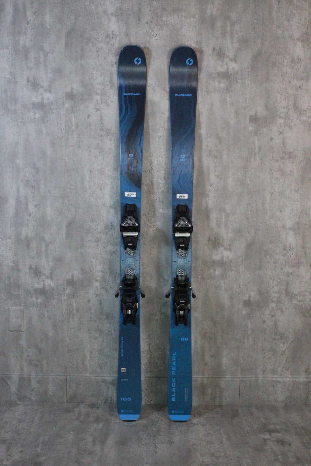The Black Pearl 88 skis excel on groomers and handle crud without dragging in fresh snow. With an 88 mm waist, they offer versatility for intermediate to advanced skiers and are strong enough for experts. Featuring TrueBlend Flipcore and Women's Specific Design for stability, they allow smooth transitions between turn radii. Available as used skis in Park City.