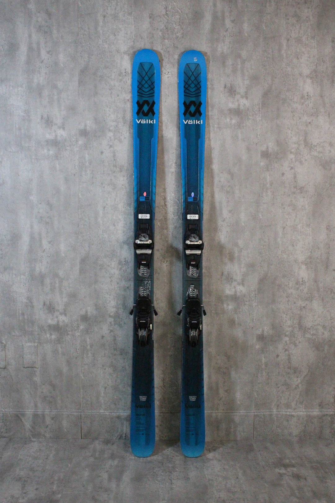 The Kendo 88 is an all-mountain ski for experienced skiers, offering excellent cornering with a 3D Radius Sidecut and 16 m middle radius. Tailored Carbon Tips and Titanal Frame enhance performance and maneuverability. Featuring a multilayer wood core, full sidewalls, and a P-Tex 2100 base, it provides stability on all terrains. Available as used skis in Park City.